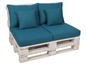 Een witte palletbank met turquoise kussens.