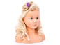 Een blonde poppenkop met lang haar voor het oefenen van kapsels.