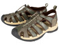 Twee paar groene sandalen met veters.