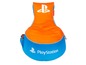 Een oranje en blauwe PlayStation beanbag met bekerhouders.