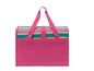 Een roze strandmat met draagtas, gestreept in roze, geel en groen.