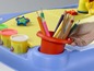 Een blauwe Play-Doh tafel met potloden, Play-Doh en een stervorm