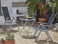 Tuinset met aluminium tafel en twee opvouwbare stoelen.