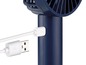 Een blauwe, draagbare ventilator wordt via een USB-kabel opgeladen.