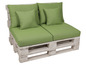 Witte palletbank met groene kussens.