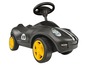 Een zwarte Porsche kinderwagen met gele wielen.