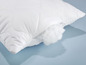Een wit kussen met rits open, gevuld met vulling.