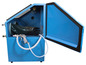 Een blauwe zandstraalcabine met een open deur, handschoenen en een spuitpistool.