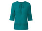 Turquoise blouse met knoopjes en kantdetails.