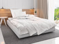 Wit beddengoed met dekbed en kussens in een moderne slaapkamer.