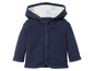 Een donkerblauwe babyhoodie met capuchon.