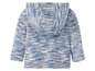 Een blauwe fleece trui met capuchon voor baby's.