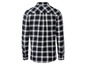 Een zwart-wit geruit overhemd met lange mouwen.