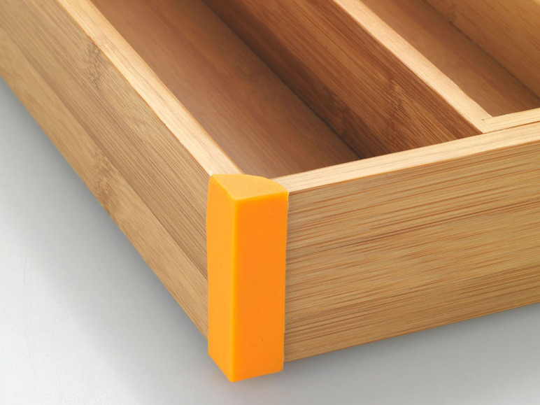 Een bamboe bestekbak met oranje beschermhoeken