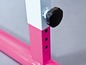 Roze gymnastic bar met een zwarte knop.