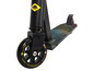 Zwarte stuntstep met gele wielen.