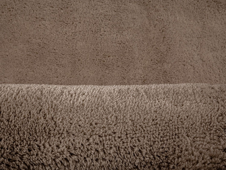 Een bruin, zacht tapijt met lange pool.