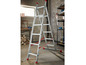 Een aluminium vouwladder in een garage.