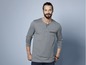 Man in een grijs longsleeve shirt met knopen.