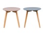 Twee ronde tafeltjes met houten poten in roze en blauw