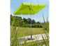 Een groene parasol op een houten terras.