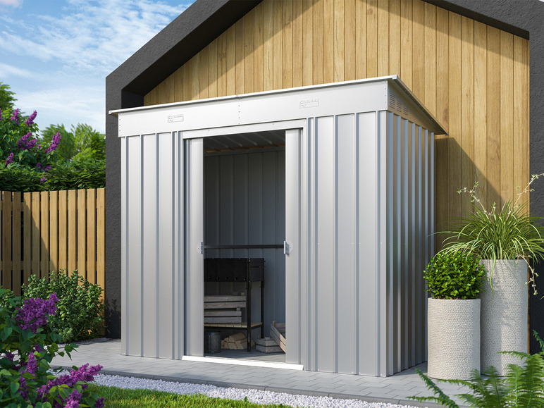 Een metalen schuur met schuifdeur in een tuin.