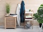 Badkamer met handdoeken, een houten wasmand en een plantenrek.