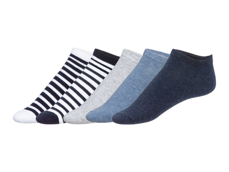 Een setje van vier sokken: twee met witte en zwarte strepen, een grijze en een blauwe.