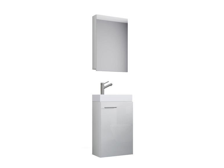 Een witte badkamermeubelset met een spiegelkast en wastafel.