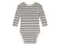 Een gestreept babypakje met lange mouwen.