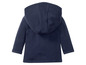 Een donkerblauwe hoodie met lange mouwen.