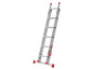 Een aluminium vouwladder met rode accenten.