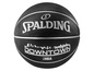 Een zwarte Spalding NBA basketbal met een 'Downtown' ontwerp.