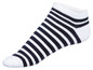 Witte sok met zwarte strepen.