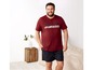 Man draagt een rode T-shirt met 'Off Road' print en zwarte shorts.
