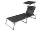 Een zwarte ligstoel met een zonnescherm