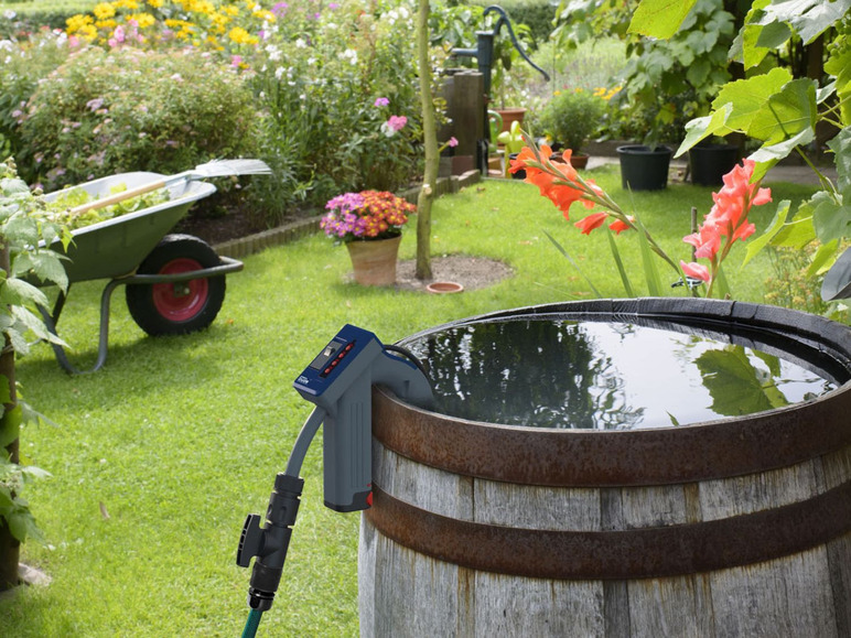 Een regensensor bevestigd aan een waterton in een tuin.