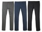 Drie paar chino's in grijs, donkerblauw en zwart.