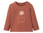 Een rood longsleeve shirt met de tekst 'Hi little friend'.