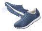 Twee blauwe sneakers met witte zolen.
