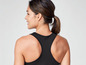 Een vrouw draagt een zwarte sportbeha.