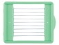 Een groene plastic snijmal met metalen draden voor het snijden van friet.