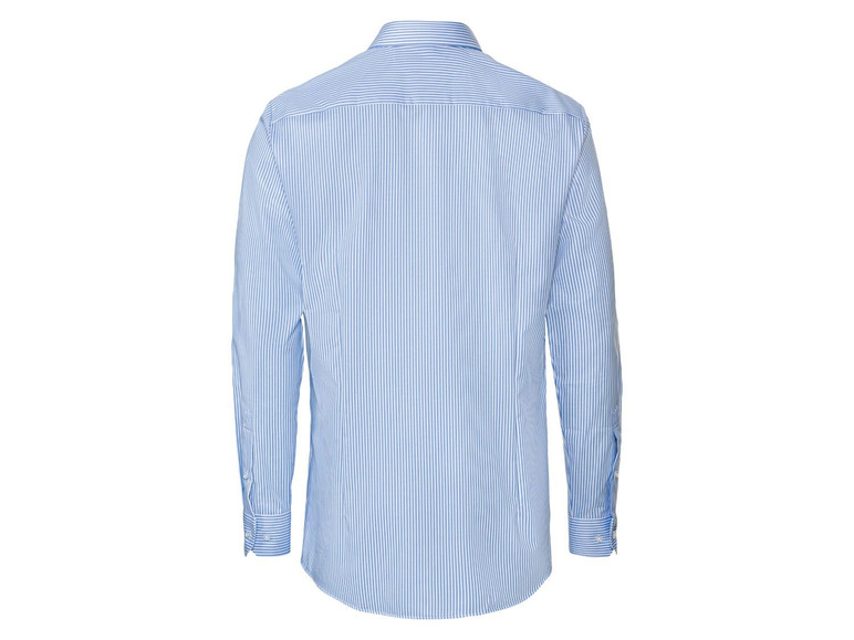Een gestreept, lichtblauw overhemd met lange mouwen.