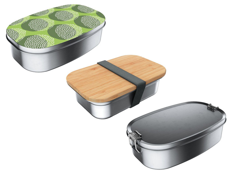 Drie metalen lunchboxen met verschillende deksels: een met een groene patroon, een met een houten deksel en een met een metalen deksel.
