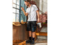 Man in werkkleding met een wit T-shirt, zwarte shorts en veiligheidsschoenen.