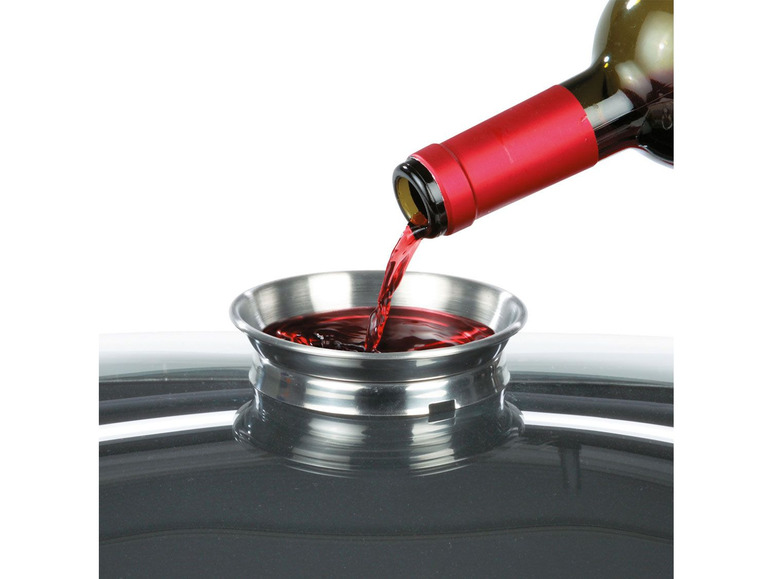 Rode wijn wordt in een metalen bak gegoten.