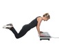 Een vrouw doet push-ups op een vibrationsplatform.