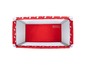 Een rood babybedje met een witte onderkant en een matras.