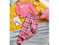 Een roze pyjama met een geruite broek en een T-shirt met de tekst 'PJ Party'.