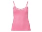 Een roze tanktop met kant aan de halslijn.